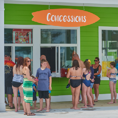 Gente en línea para tomar un bocado para comer en el parque acuático Maui Jack