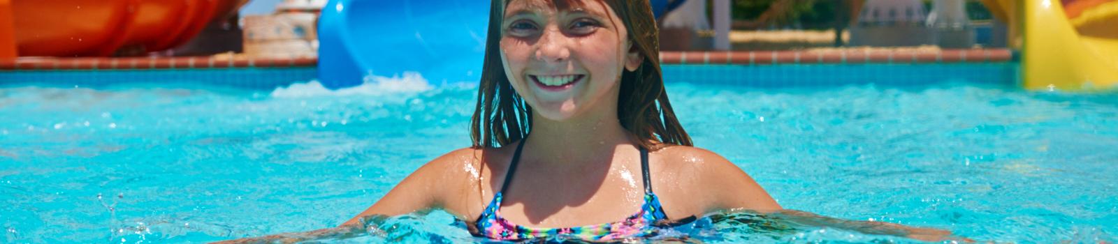 Chica nadando en la piscina en Maui Jack 